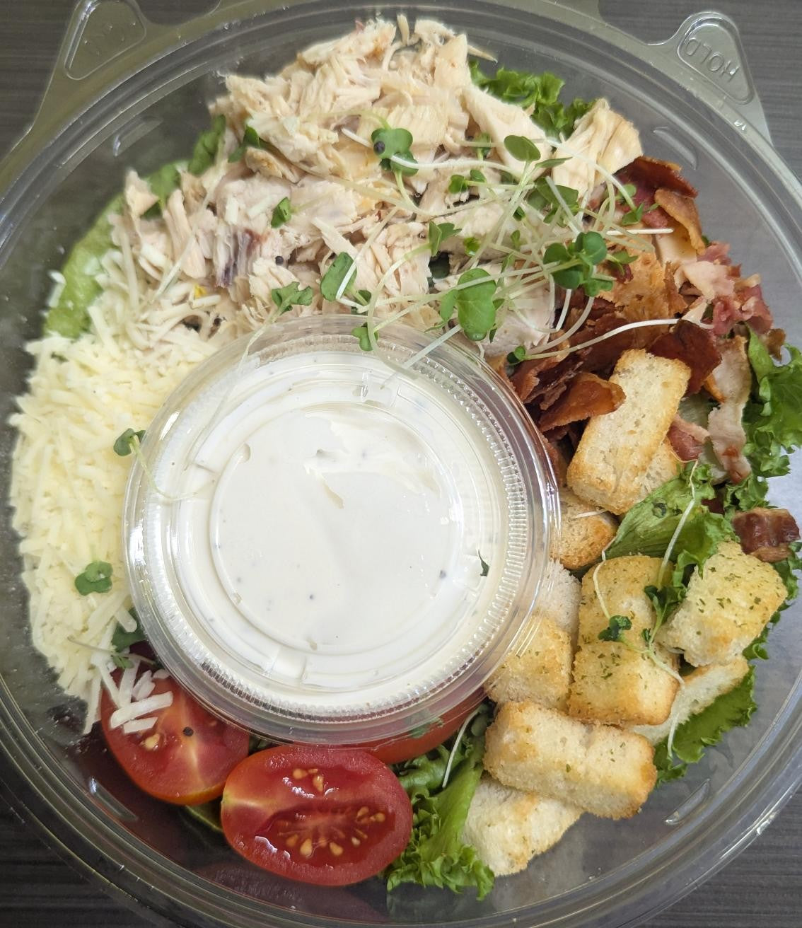 Salade César au poulet.